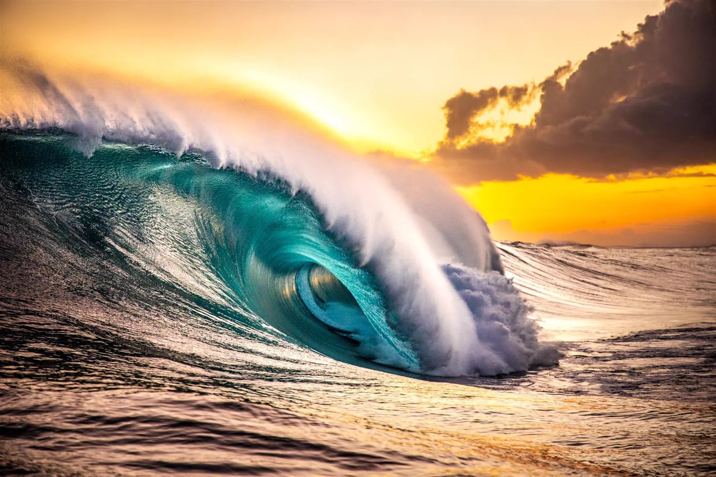 La vague de Teahupo'o au coucher de soleil