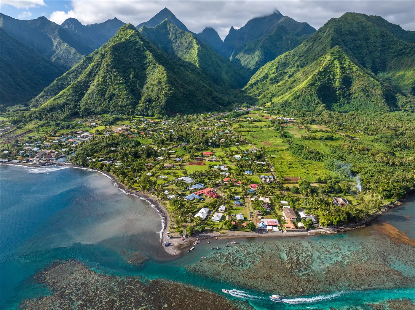 Le village de Teahupo'o vu du ciel