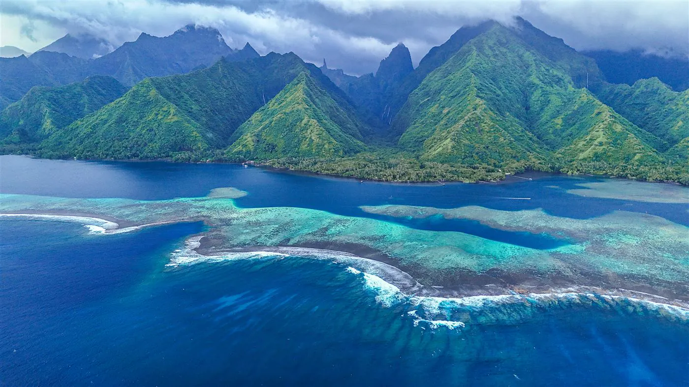 La Presqu'île et ses montagnes vues du ciel