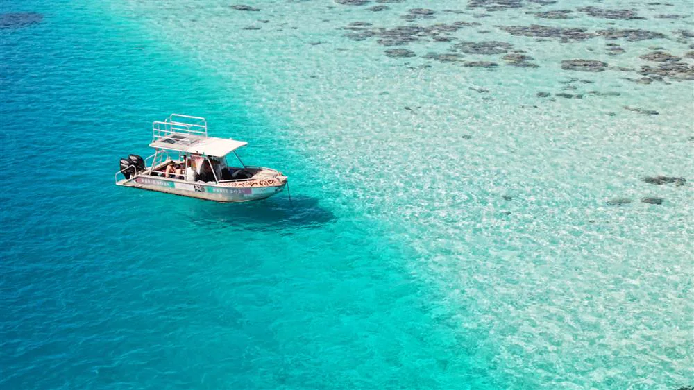 Le bateau prive dans le lagon turquoise