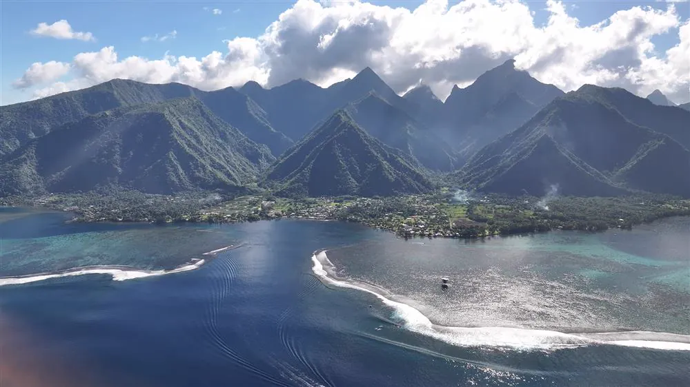 La passe de Teahupo'o et les montagnes
