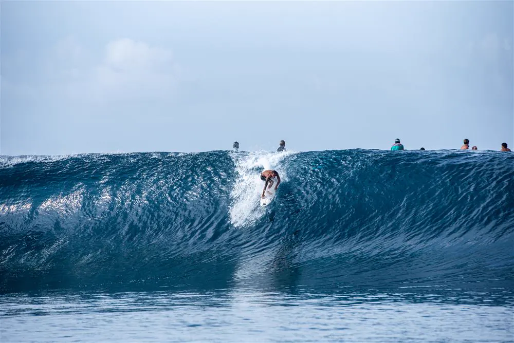 Surfeur sur la vague de Teahupo'o