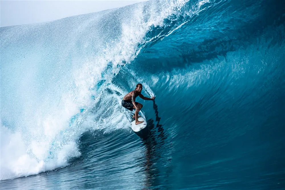Surfeur sur la vague de Teahupo'o