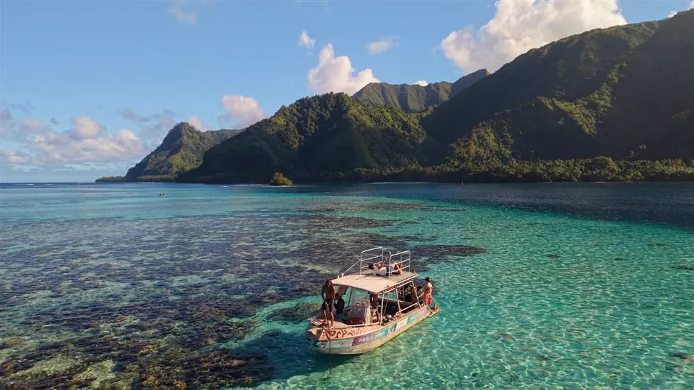 Bateau dans le lagon turquoise
