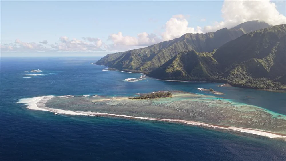 Recif barriere et montagnes de la presqu'ile